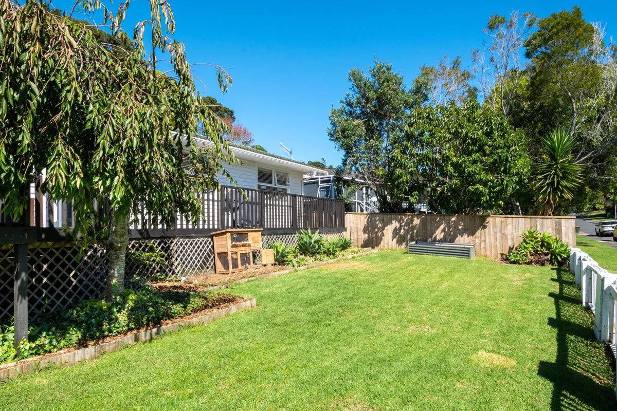 6 Staincross Street, Green Bay, Auckland - Carousel 2