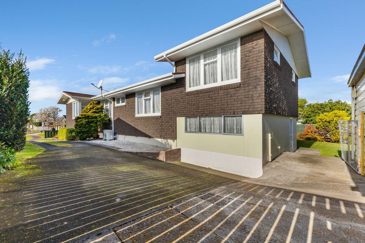 24 Trelawney Crescent, Westown, New Plymouth - Carousel 2