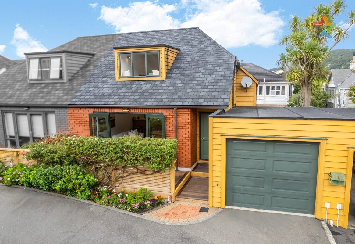 8 Futuna Close, Karori, Wellington - Carousel 1