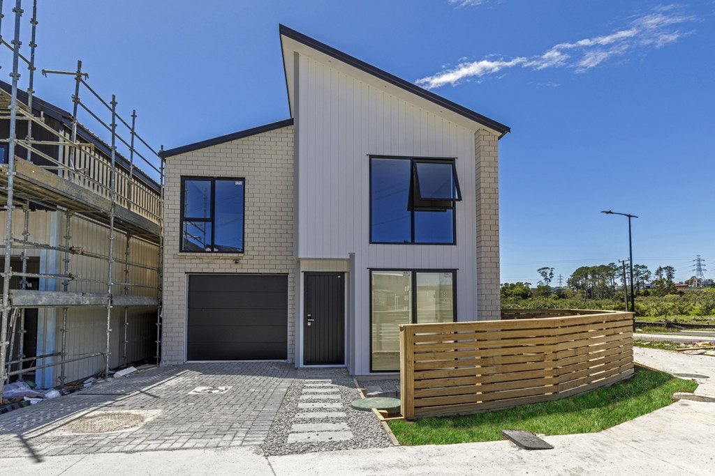 2 Paretao Street, Massey, Auckland - Carousel 2