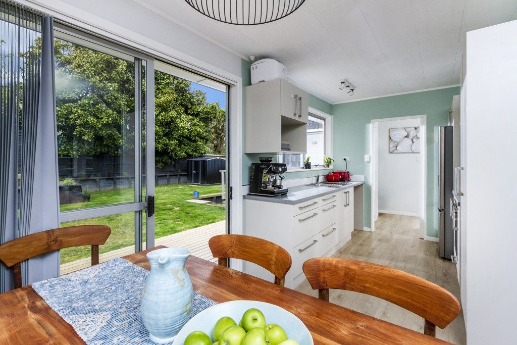 42 Hellyers Street, Birkdale, Auckland - Carousel 1