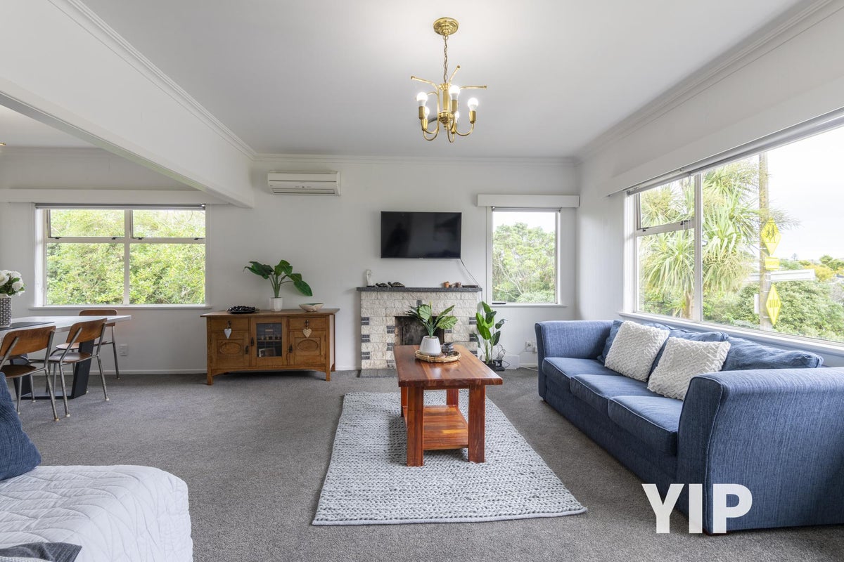 20 Horokiwi Road West, Newlands, Wellington - Carousel 2