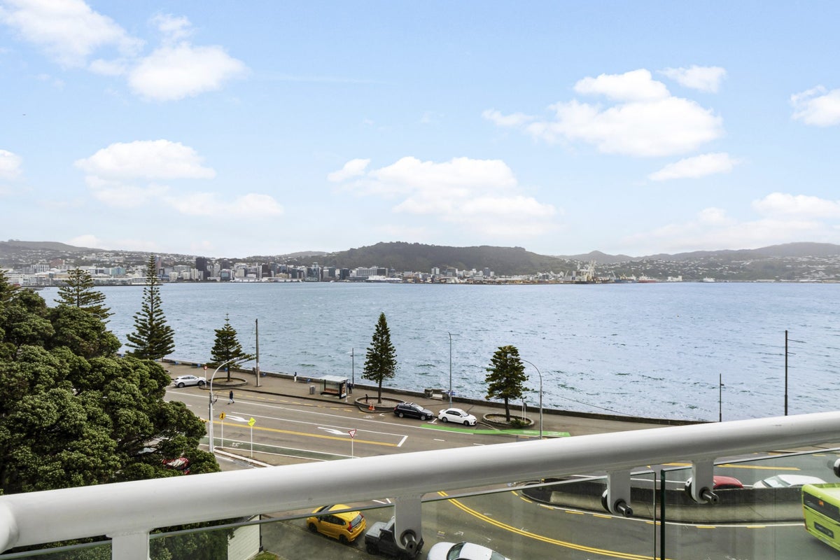18/370 Oriental Parade, Oriental Bay, Wellington - Carousel 1