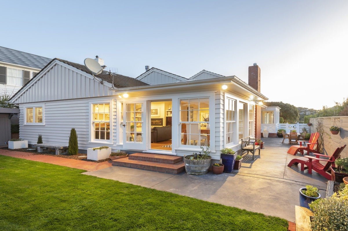 8 Pine Terrace, Karori, Wellington - Carousel 1