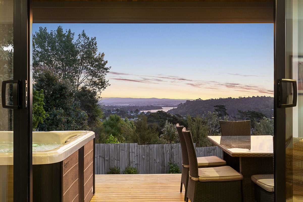 8 Santorini Rise, Bayview, Auckland - Carousel 1