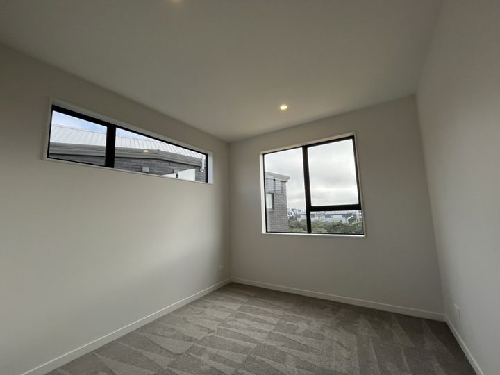19 Puihi Crescent, Massey, Auckland - Carousel 2
