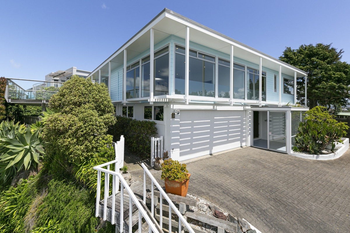 4 Tai Paku Paku Road, Karaka Bays, Wellington - Carousel 1