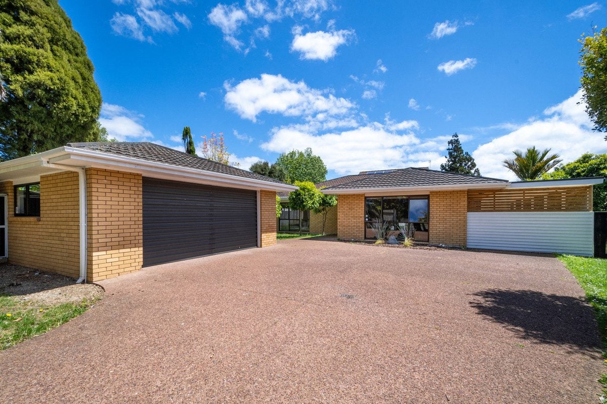 16 Redlands Grove, Swanson, Auckland - Carousel 1
