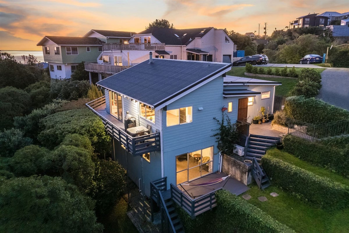 22 Gordon Road, Plimmerton, Porirua - Carousel 1