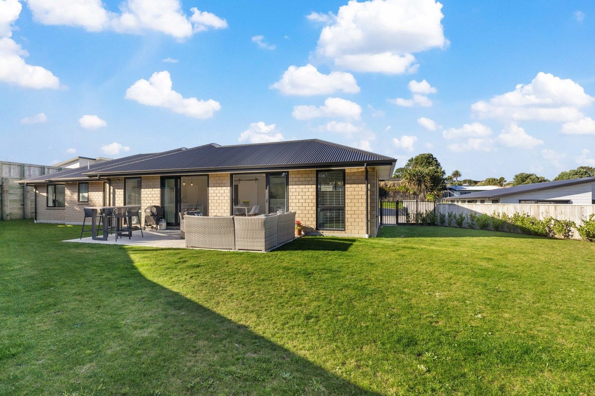 8 Manakohi Street, Spotswood, New Plymouth - Carousel 1