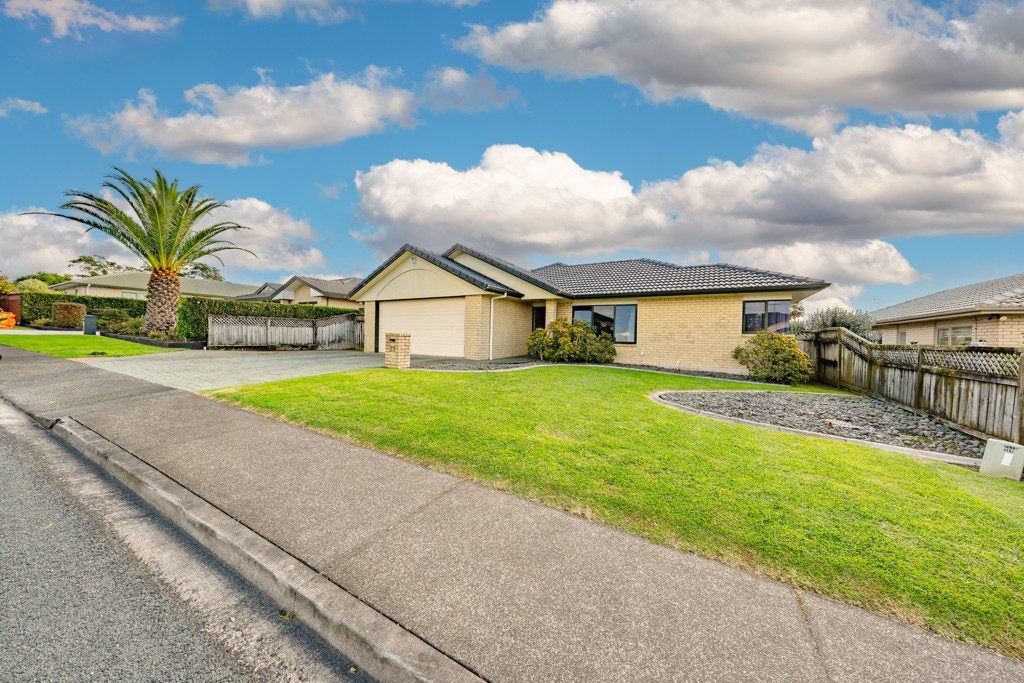 33 Ruze Vida Drive, Massey, Waitakere City, Auckland - Carousel 1