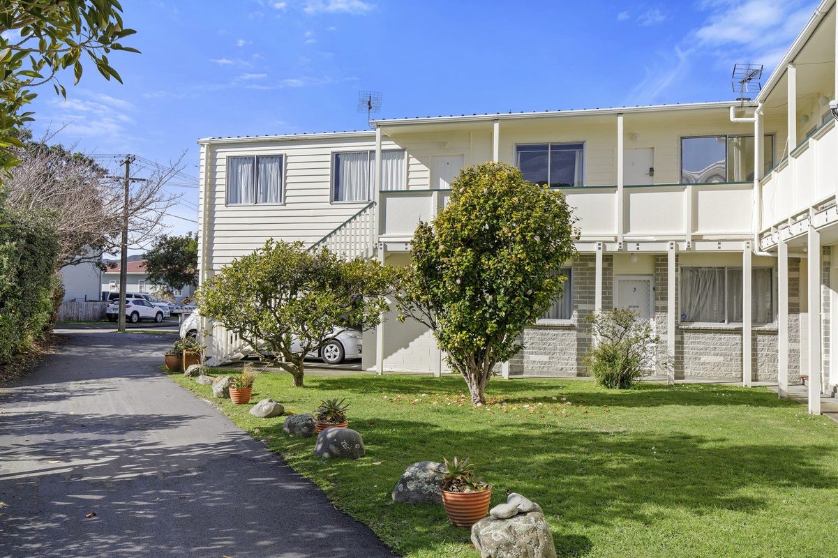 8/19 PIRIE CRES, MOERA, LOWER HUTT - Carousel 1