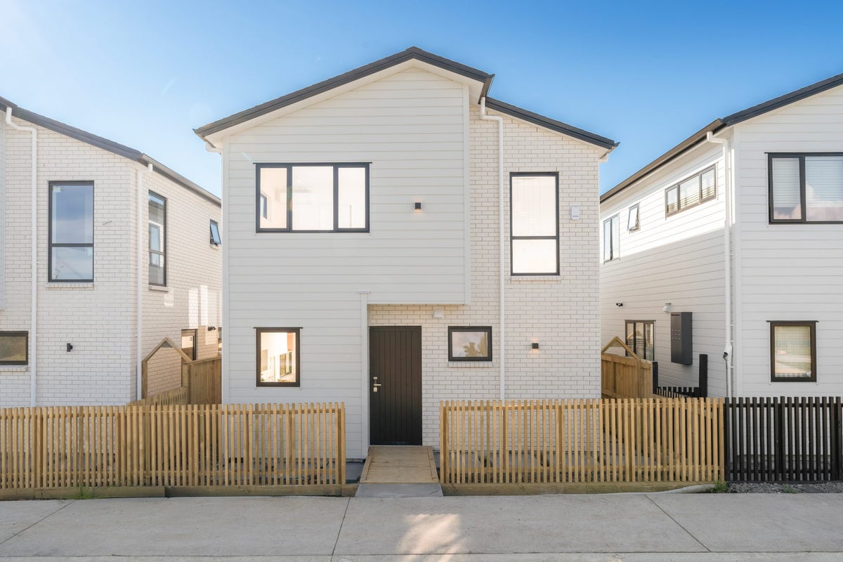 13 Octans Road, Westgate, Auckland - Carousel 1