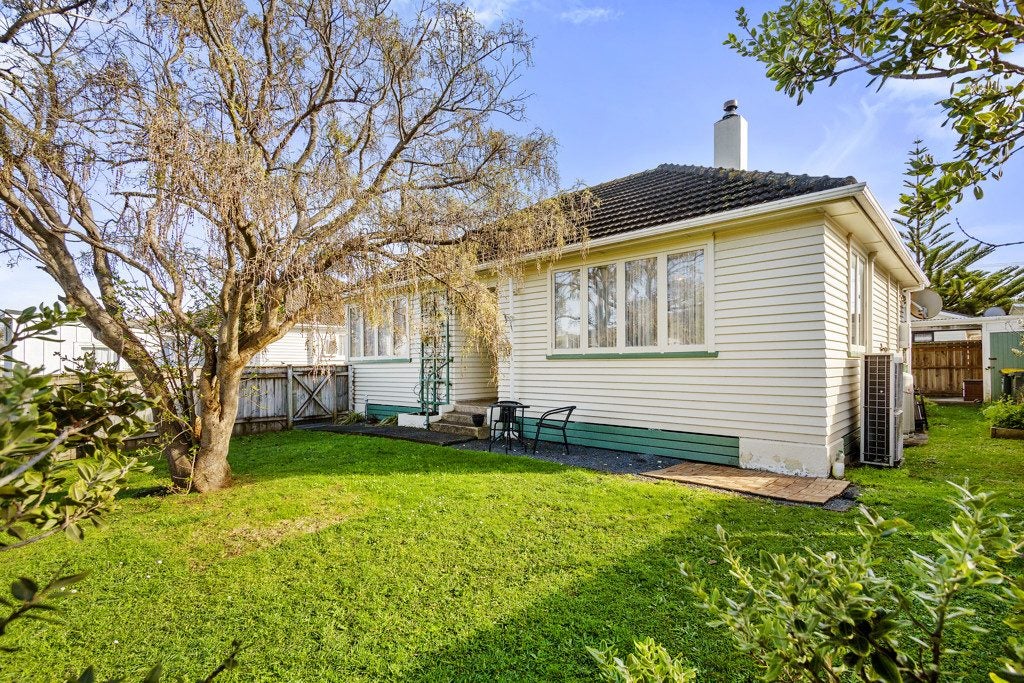 1/13 Atiawa Crescent, Waiwhetu, Lower Hutt - Carousel 1