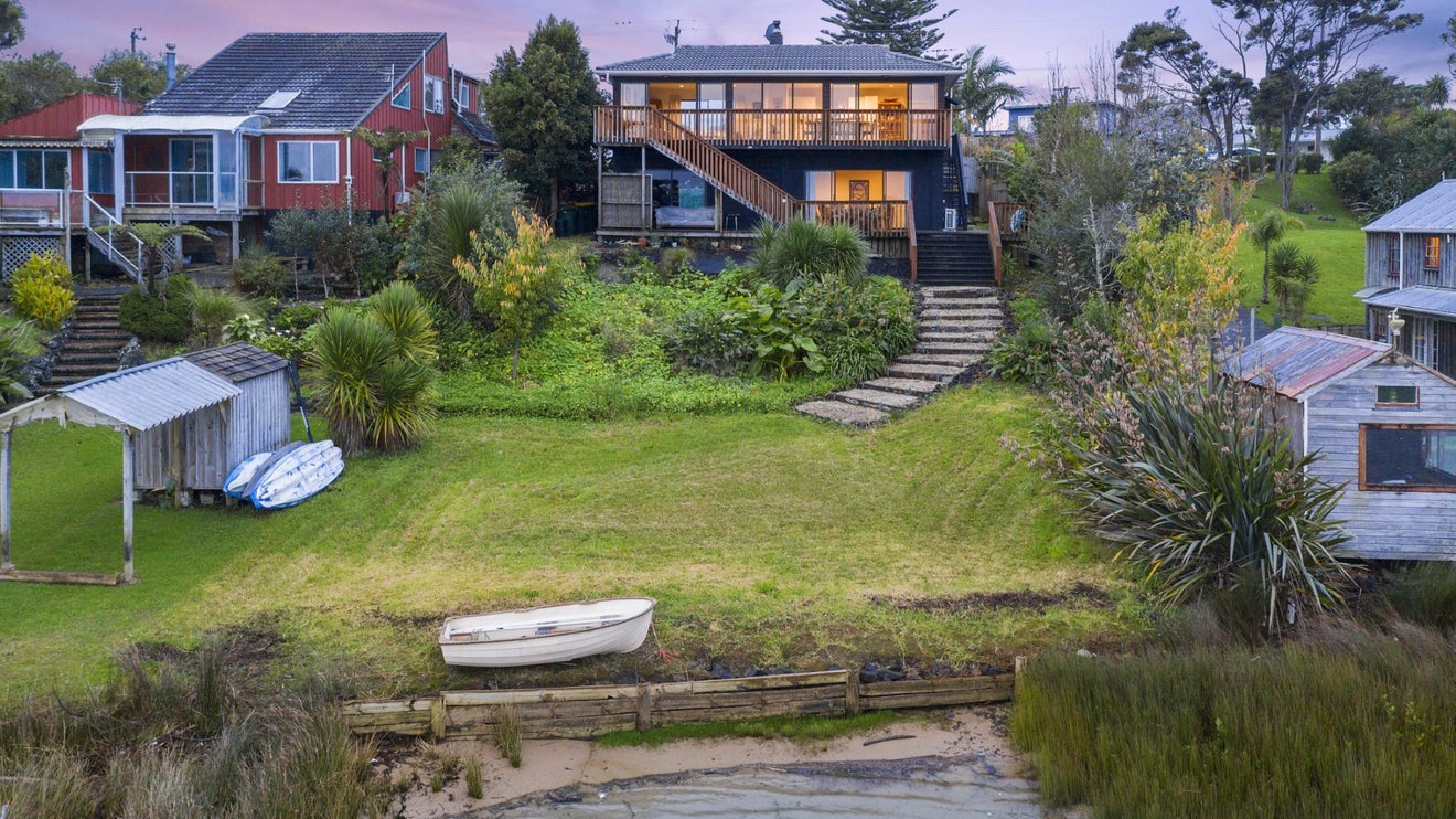 7 Ferry Parade, Herald Island, Auckland - Carousel 1