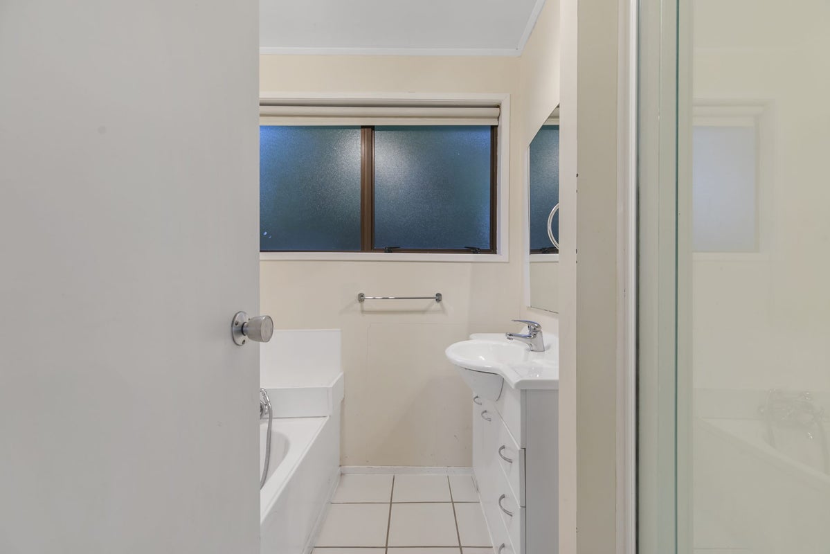 9 Fitzherbert Avenue, West Harbour, Auckland - Carousel 13