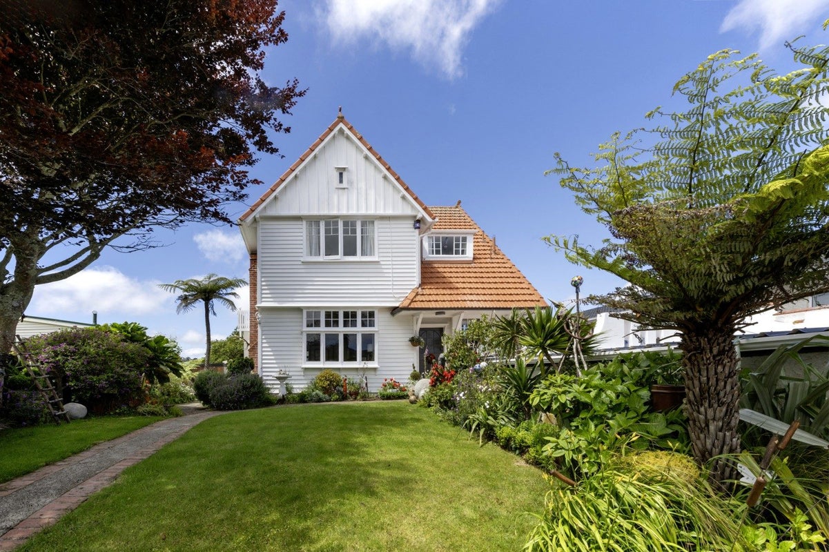 14 Chamberlain Road, Karori, Wellington - Carousel 1