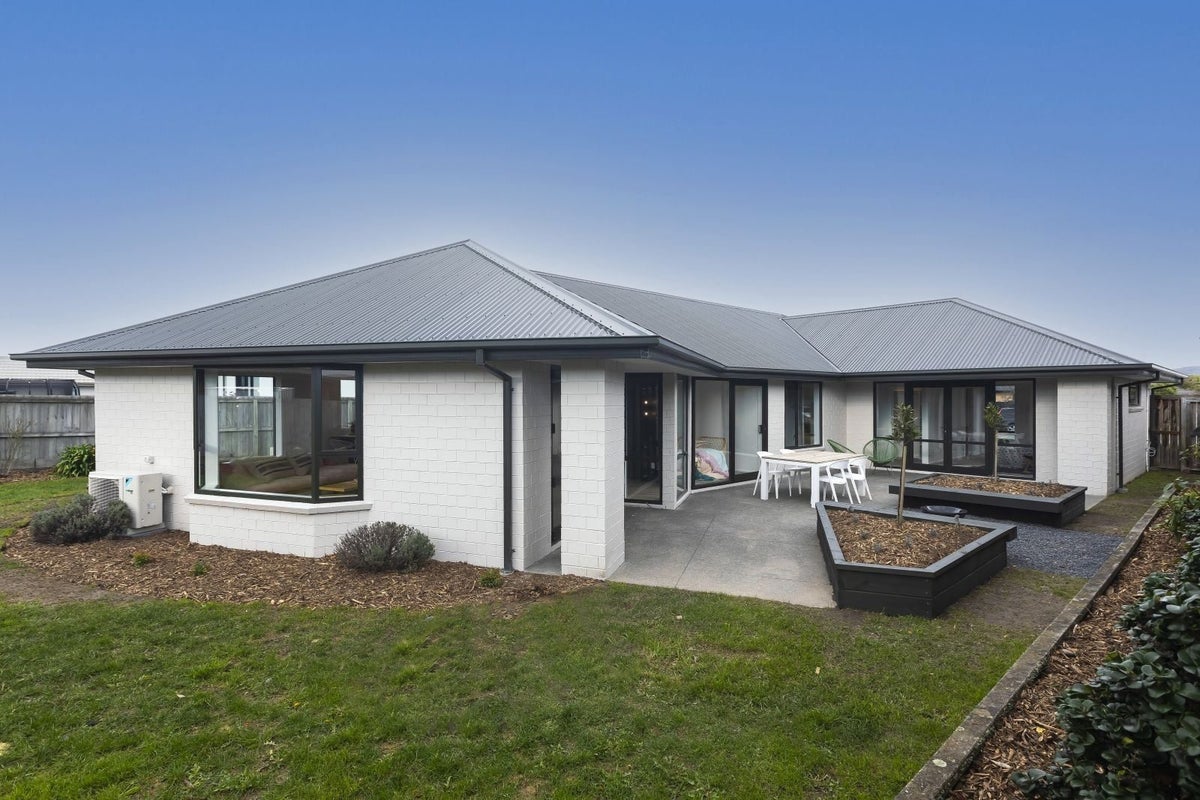 21 Kingsbridge Drive, Burwood, Christchurch - Carousel 1