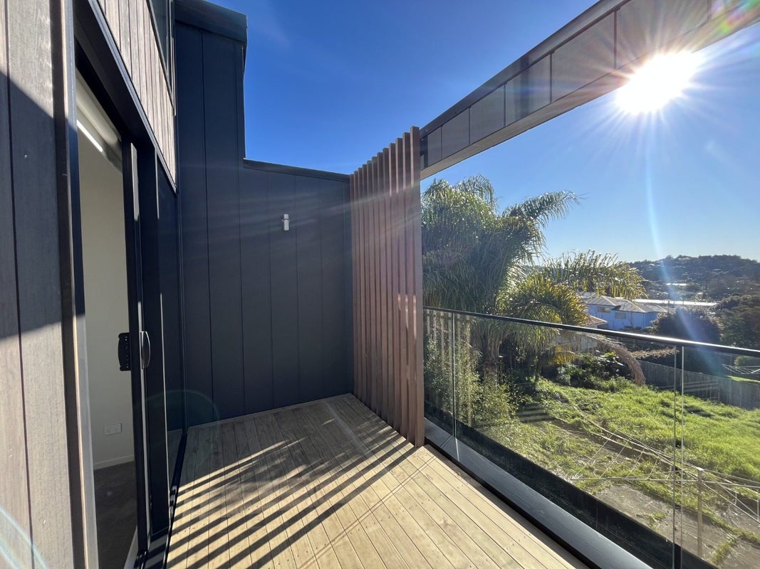 10 Fairclough Road, Beach Haven, Auckland - Carousel 1