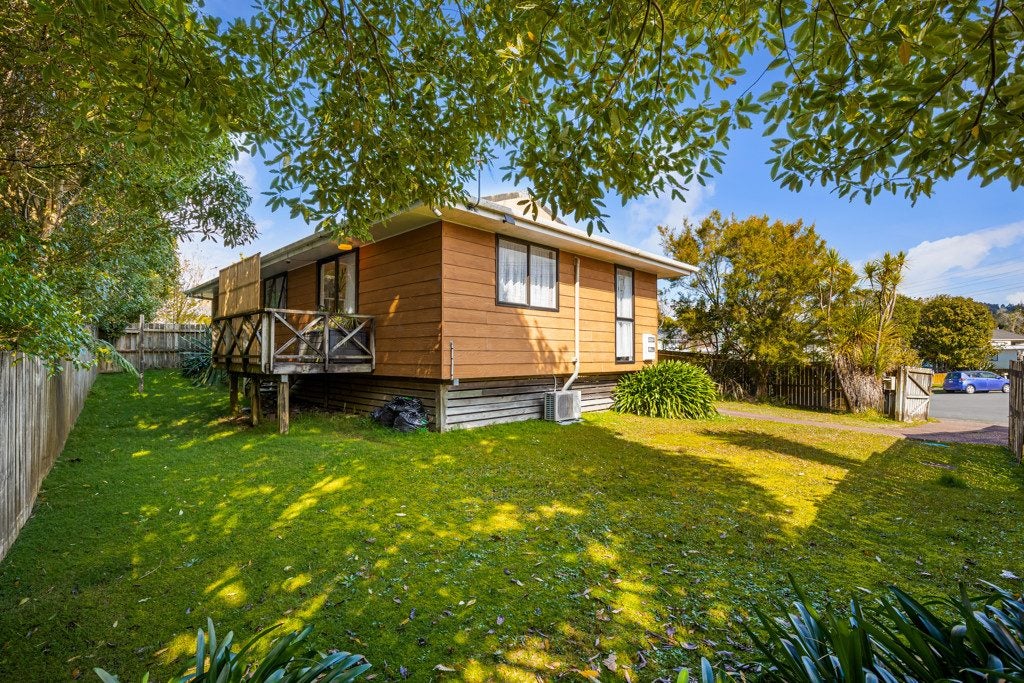 1/64 Meadowvale Rise, Titirangi, Auckland - Carousel 2