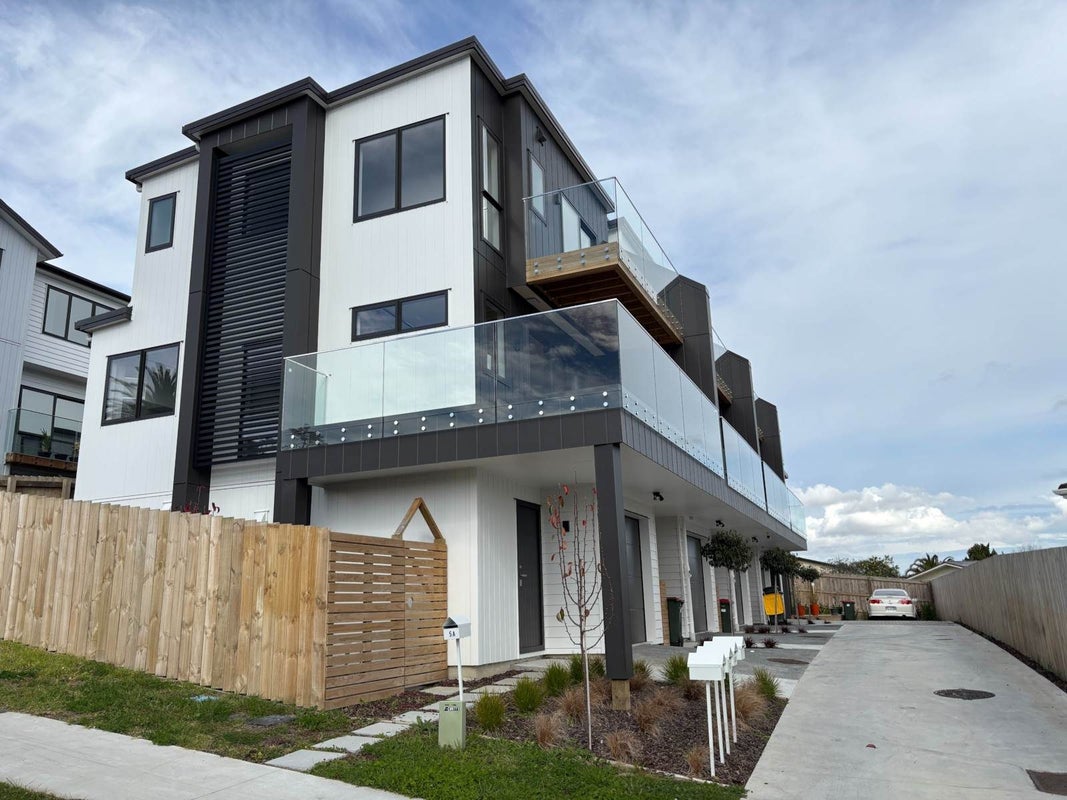 5A Glenshee Place, Highland Park, Auckland - Carousel 1
