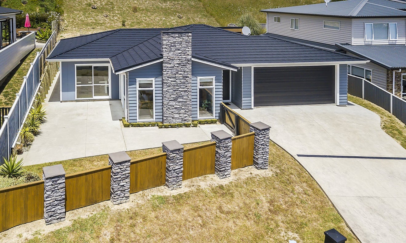 5 Madeira Close, Whitby, Porirua - Carousel 1