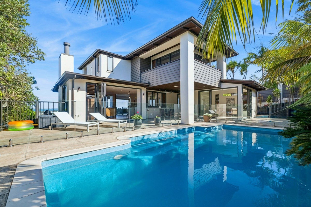 5 Castor Bay Road, Castor Bay, Auckland - Carousel 1