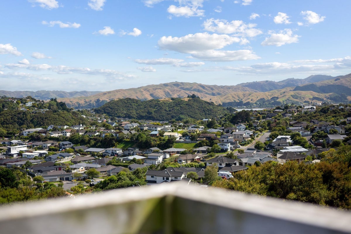 174 Navigation Drive, Whitby, Porirua - Carousel 23
