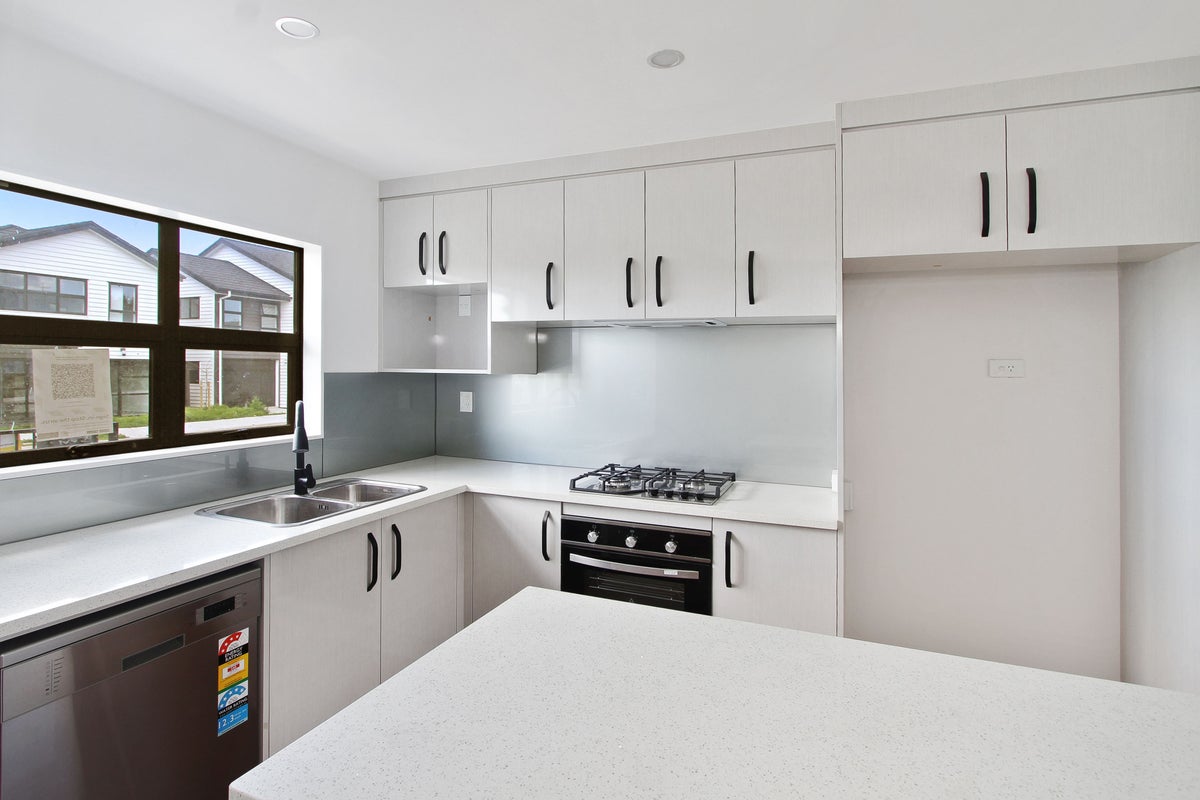 7 Kaha Lane, Henderson, Auckland - Carousel 1