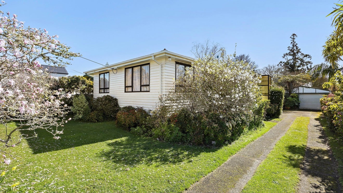 16 Enderby Drive, Te Atatu Peninsula, Auckland - Carousel 1