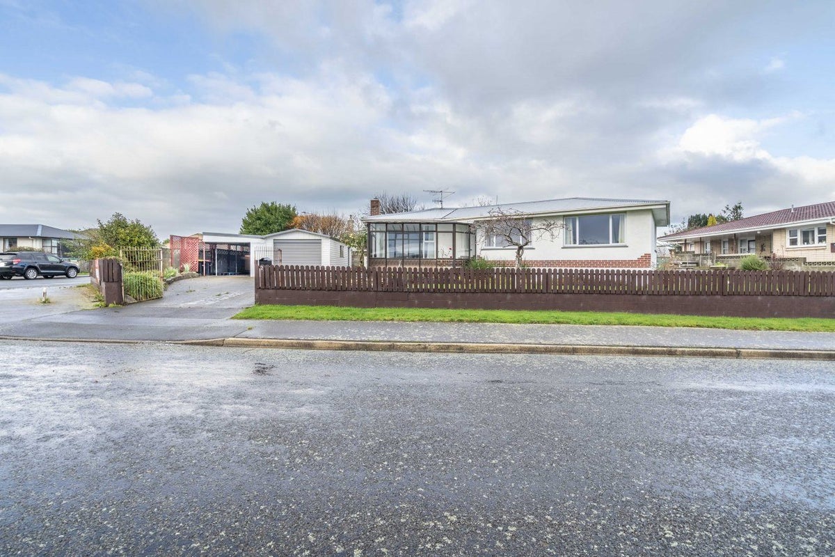 2 Kinmont Crescent, Newfield, Invercargill - Carousel 1