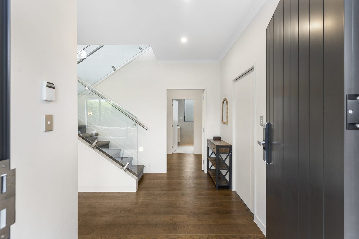 39B Rodney Street, Howick, Auckland - Carousel 2