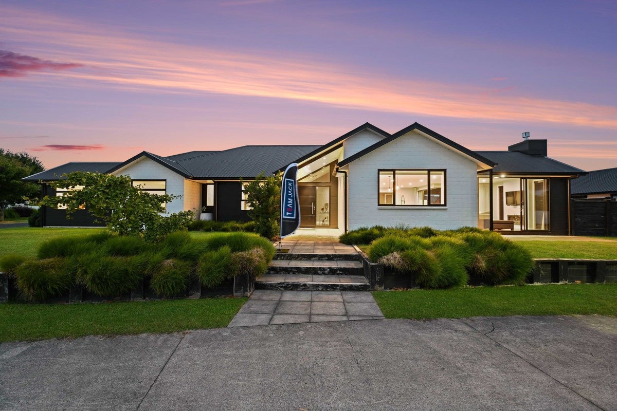2 Helen June Avenue, Flagstaff, Hamilton - Carousel 2