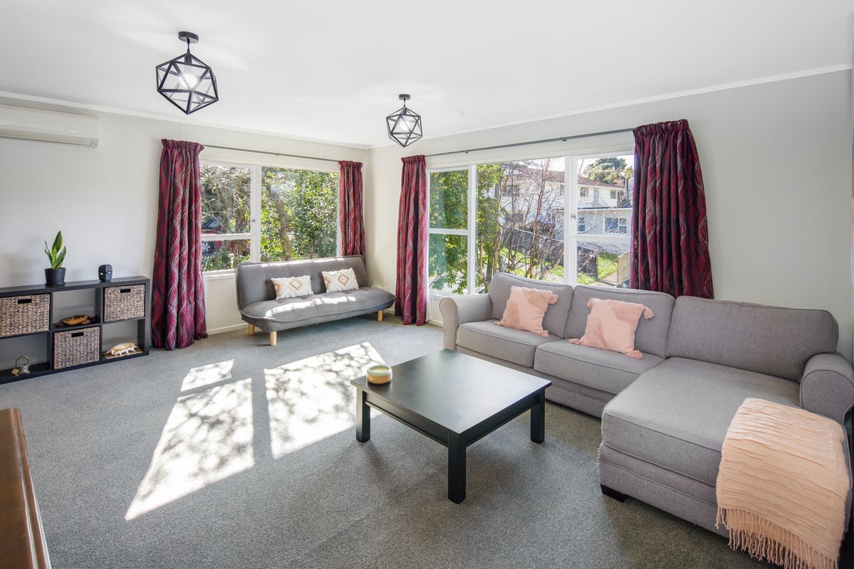5 Turriff Crescent, Tawa, Wellington - Carousel 2