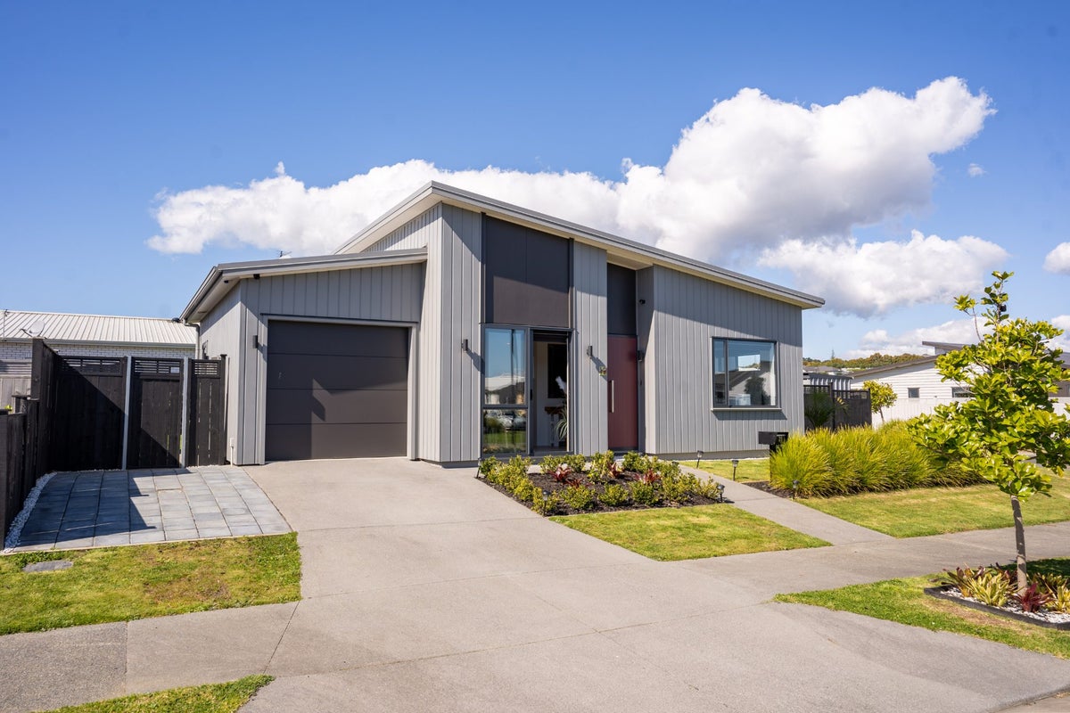 7B Cadwil Drive, Beachlands, Auckland - Carousel 1