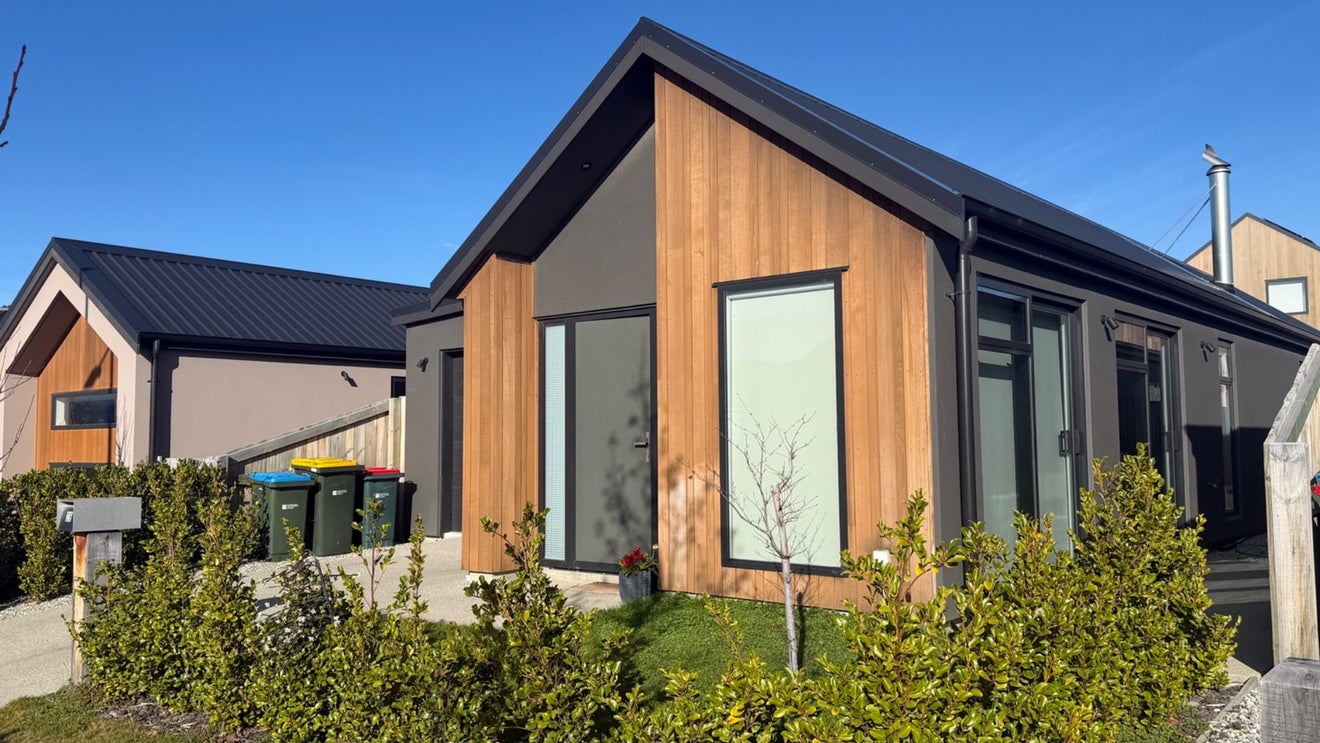 26 Cairnmuir Street, Wanaka - Carousel 1