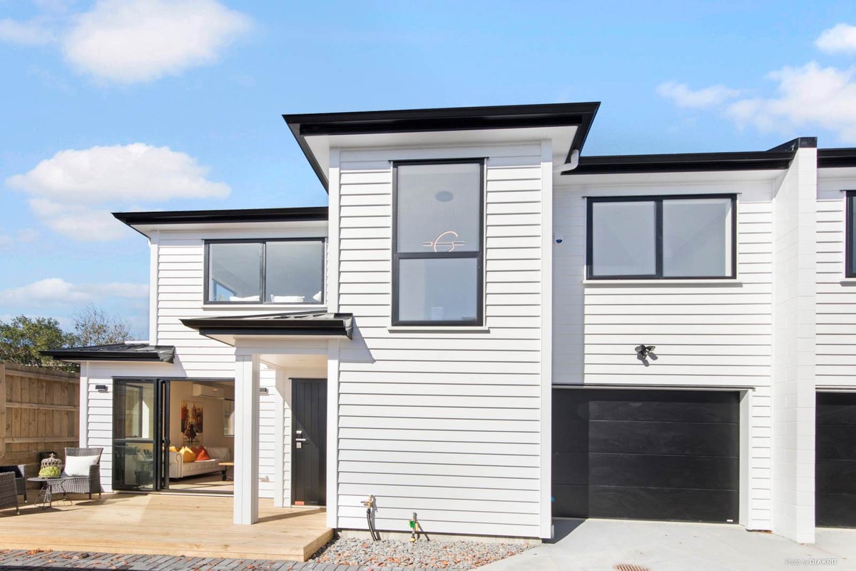 1B Koromiko Street, New Lynn, Auckland - Carousel 1