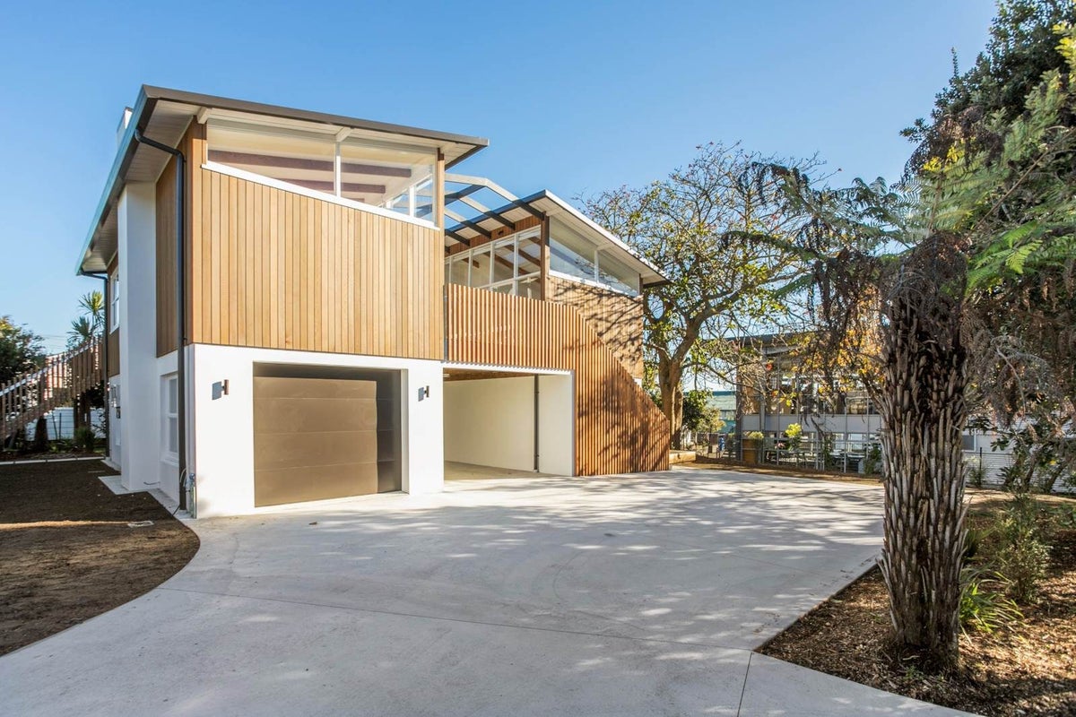 20 Sunray Avenue, Titirangi, Auckland - Carousel 2