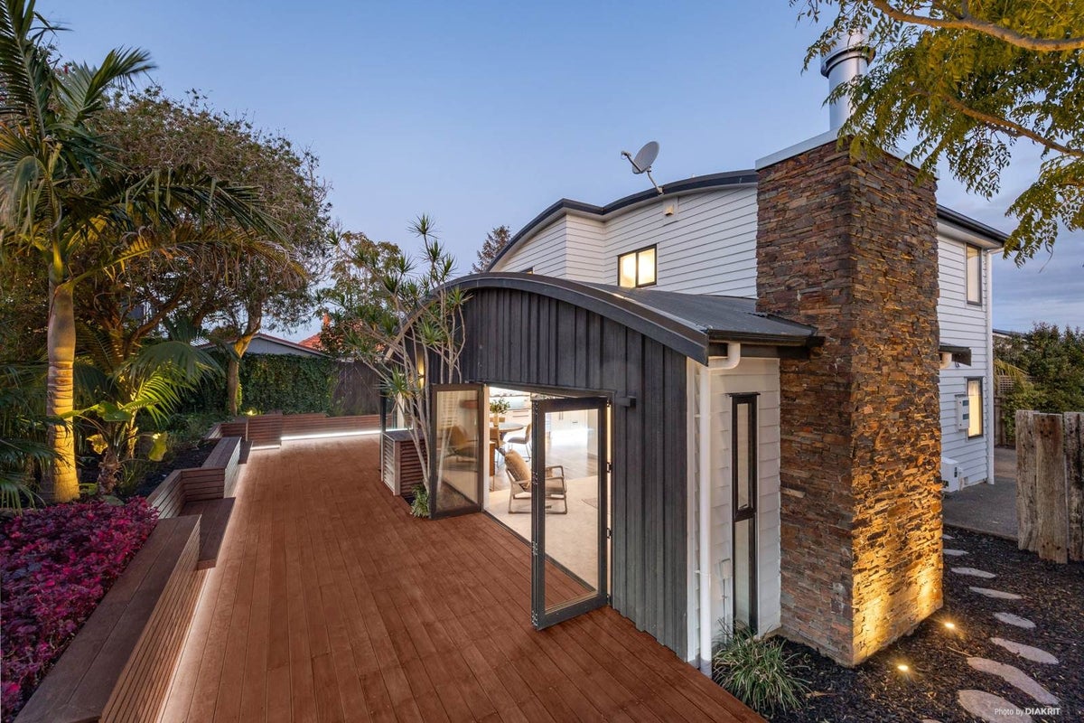 2/24 Ngataringa Road, Devonport, Auckland - Carousel 1