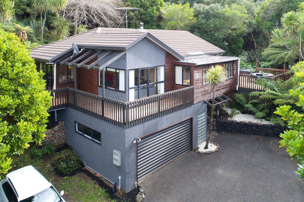 6 Stitchbird Close, Murrays Bay, Auckland - Carousel 1