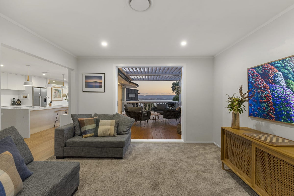 1/144 Rangatira Road, Beach Haven, Auckland  - Carousel 2