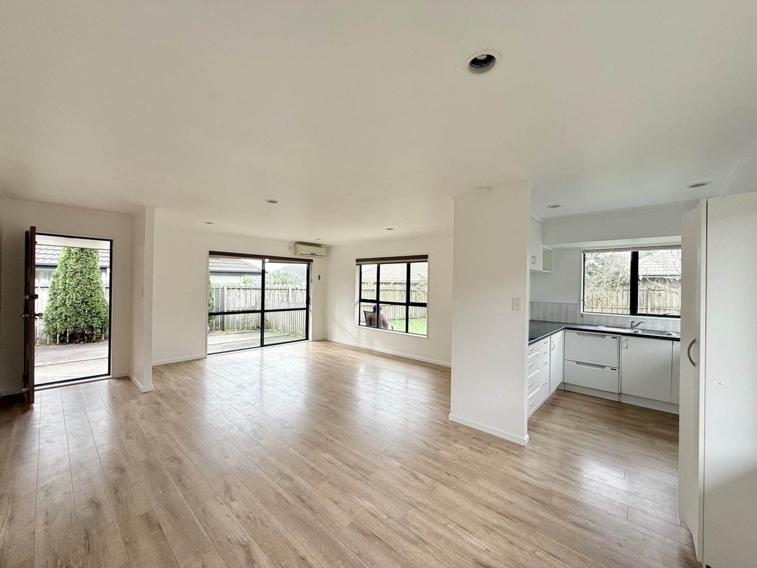 8 Blowers Place, Flat Bush, Auckland - Carousel 2