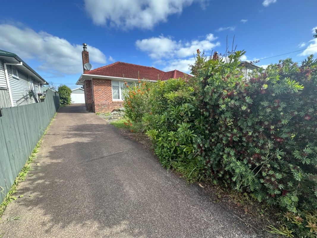 88 Seymour Road, Sunnyvale, Auckland - Carousel 14