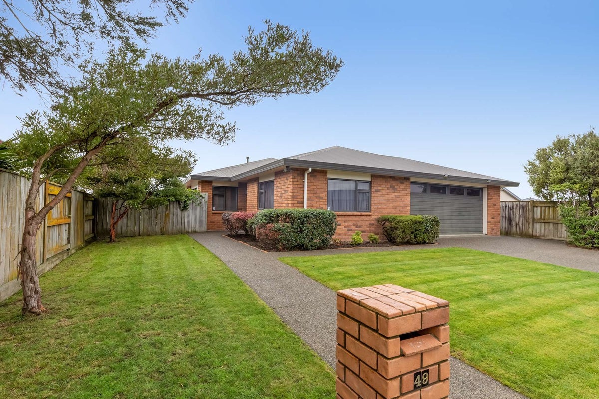 49 Peppertree Glade, Kelvin Grove, Palmerston North - Carousel 1