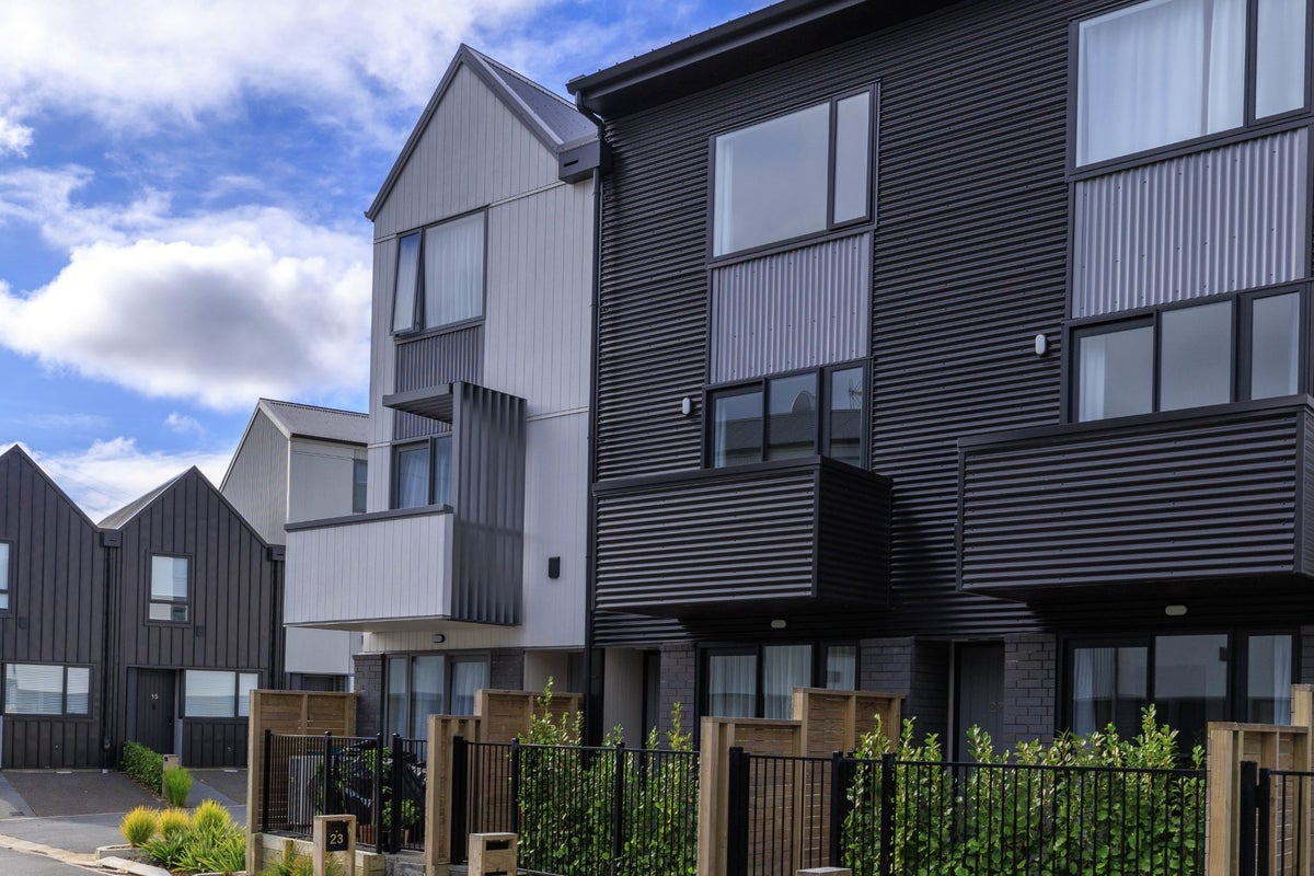 27 Ara Paiwhenua, Tawa, Wellington - Carousel 1