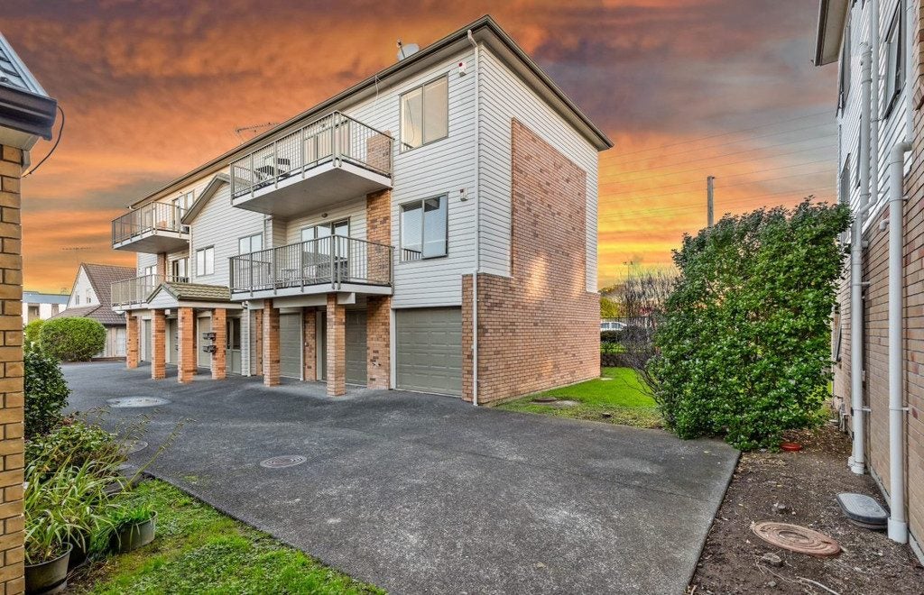 180/172 Mcleod Road, Te Atatu South, Auckland - Carousel 1