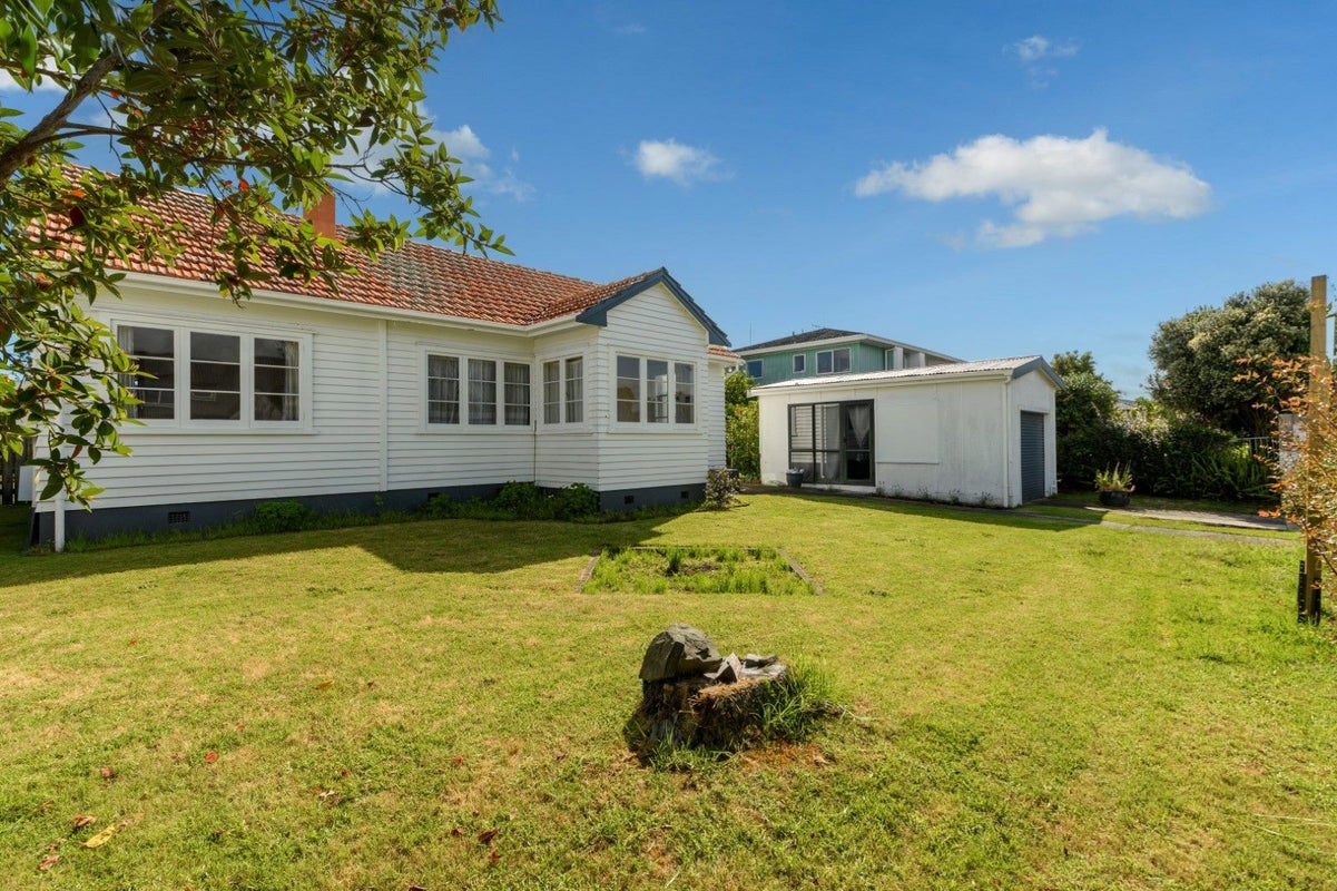 15 Ngatai Road, Otumoetai, Tauranga - Carousel 1