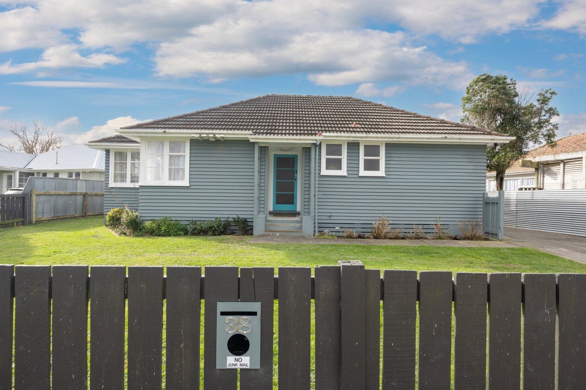 38 Crewe Crescent, Hokowhitu, Palmerston North - Carousel 1