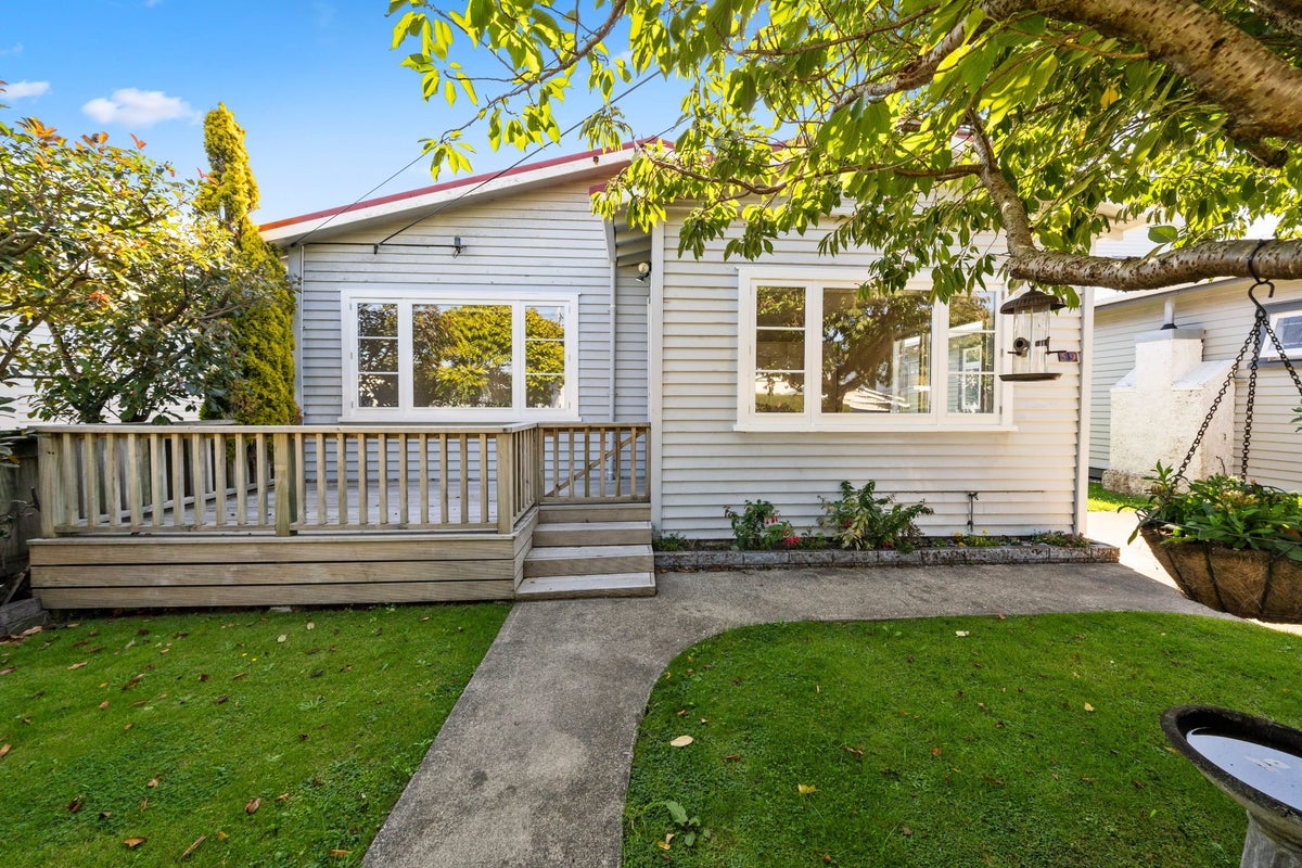 59 Kensington Avenue, Petone, Lower Hutt - Carousel 1
