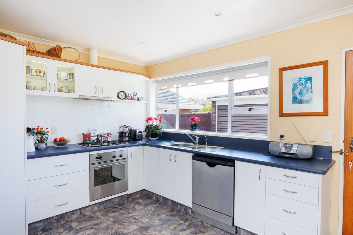 18 Caulfield Place, Awapuni, Palmerston North - Carousel 2